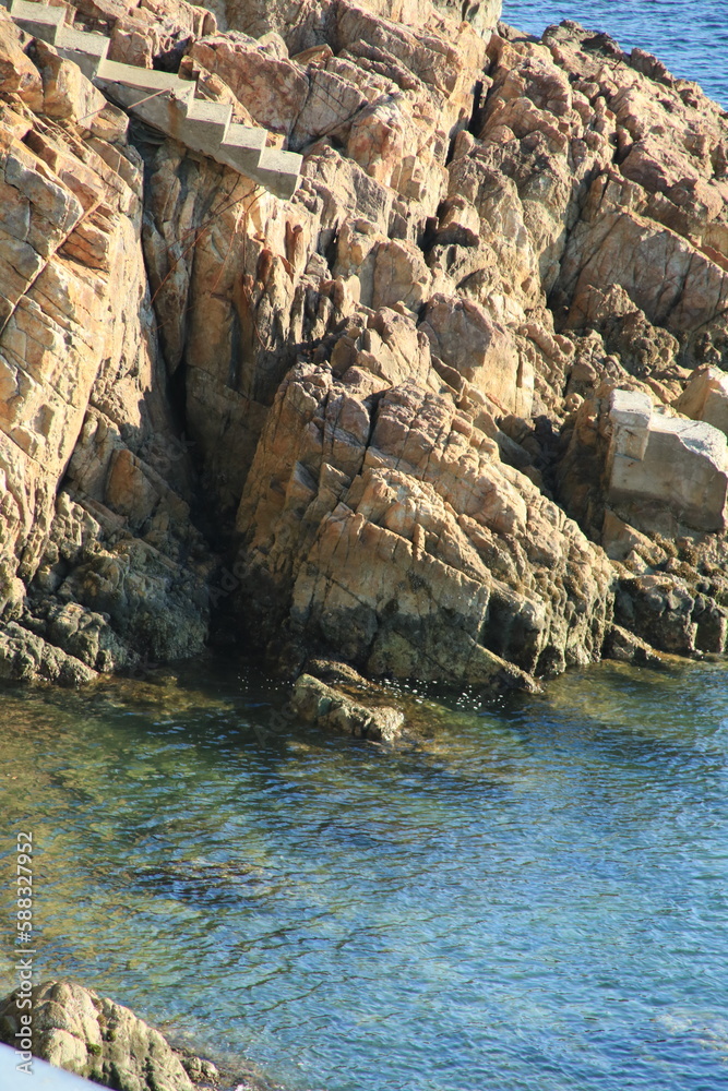 透明な海の岩場