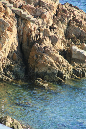 透明な海の岩場 © Hiro