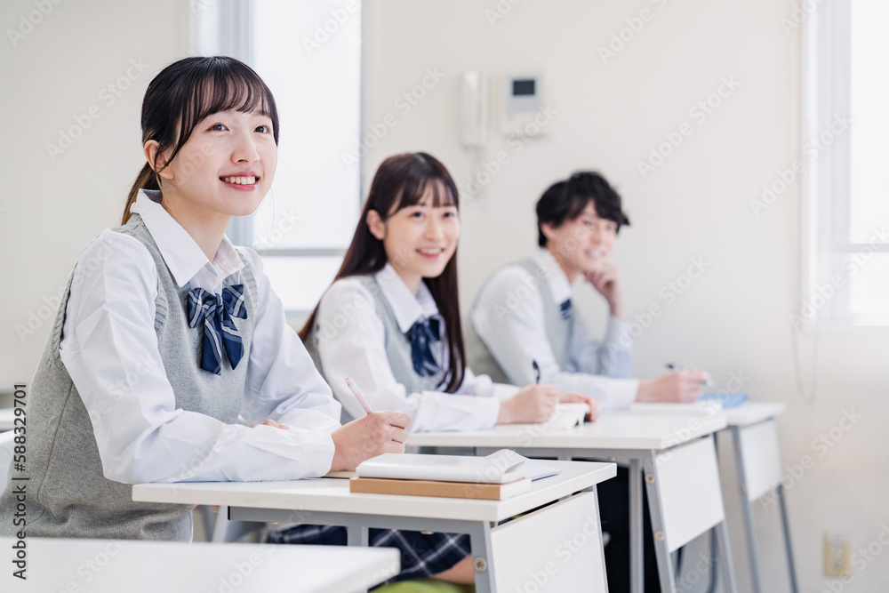 教室で楽しく授業を受ける高校生 教室で楽しく授業を受ける高校生