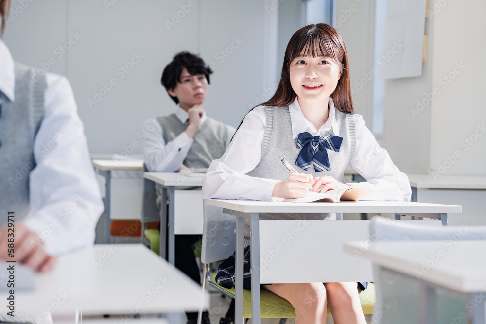 教室で楽しく授業を受ける高校生 教室で楽しく授業を受ける高校生