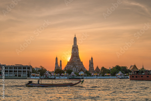 Wat Arun Ratchawararam (the Temple of Dawn) at sunset, Bangkok, Thailand