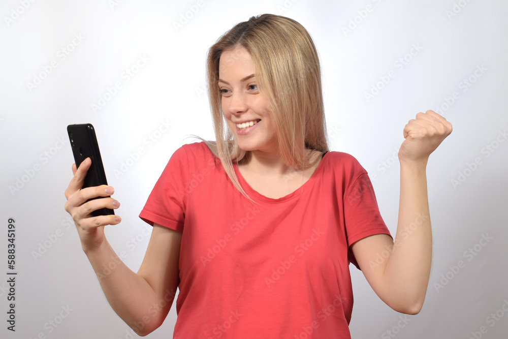 Naklejka premium happy young pretty woman using smartphone
