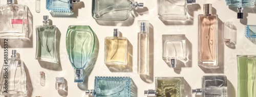 Parfume et eau de Cologne beaucoup de bouteilles de parfum, flatlay sur fond beige Panorama