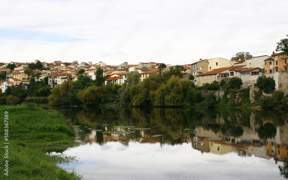 La ville de Pont-du-Château au bord de la rivière Allier, située dans le département du Puy-de-Dôme en région Auvergne-Rhône-Alpes