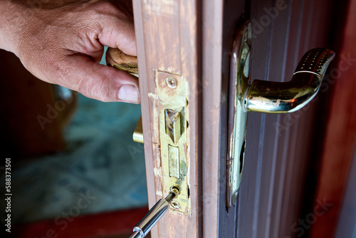 Do it yourself repair of faulty lever door handle. photo