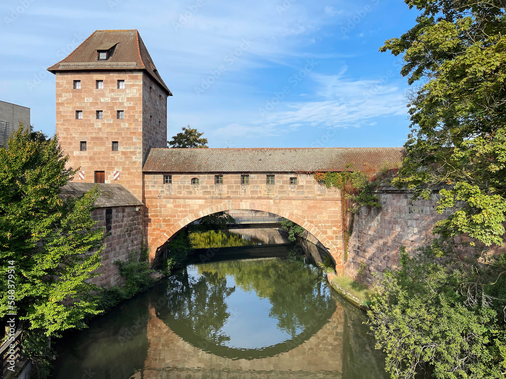 Fronveste mit Schlayerturm und Kettensteg über der Pegnitz in Nürnberg, Bayern, Deutschland	