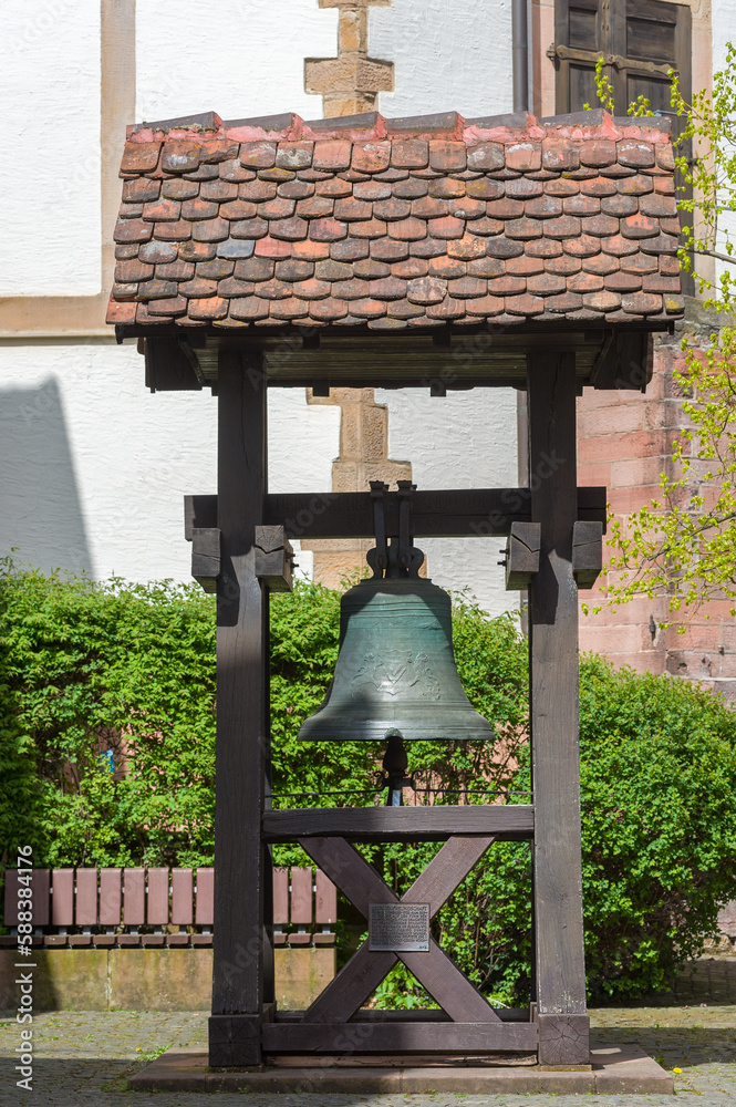 Obraz premium Ehemalige Glocke der Marktkirche, sie steht vor der Bergkirche in Bad Bergzabern. Region Pfalz im Bundesland Rheinland-Pfalz in Deutschland