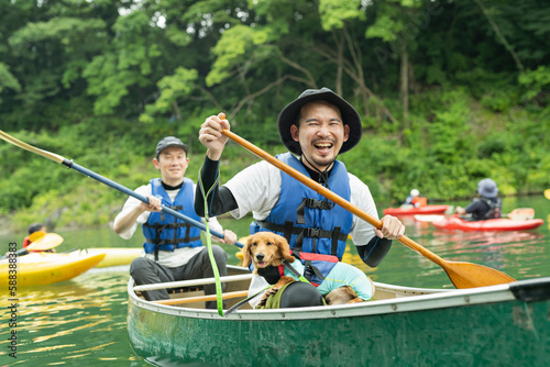 友人と一緒にカヤックで川下りを楽しむ男性