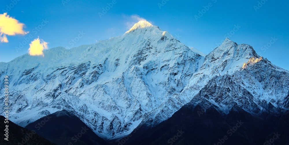A view of Nilgiri Himal, a 7061 meter mountain in the Annapurna massif as viewed from the town of Jomsom - obrazy, fototapety, plakaty 
