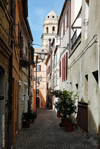 Fototapeta Naklejka Na Ścianę i Meble -  Sirolo Via Giuseppe Garibaldi Riviere del Conero Hochformat