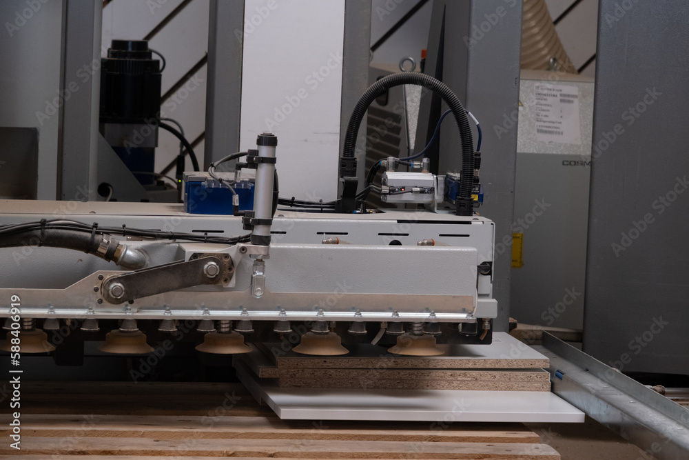 CNC Fräse in einer Schreinerei. Automatisierung in der Holzbearbeitung ...