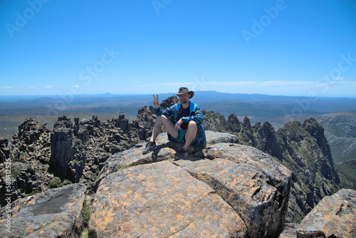 The traveler went up the mountain. This is the beauty of the mountains. This is mountain climbing. Australia. Tasmania. This is an encounter with wildlife. 