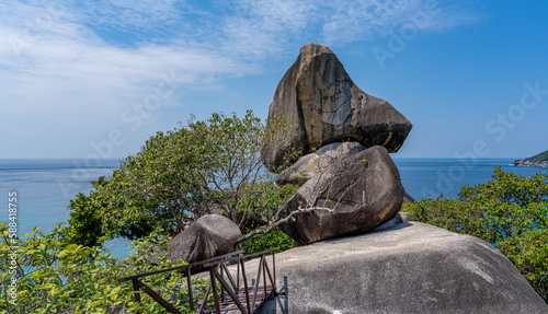 Aussichtspunkt - Sailboat Rock - (Reau-bar-Felsen)  in der Ao Kuerk Bucht ( Donald Duck Bay) im Nationalpark Mu Ko Similan auf den Similan-Inseln in der Andaman-See (Indischer Ozean)   photo