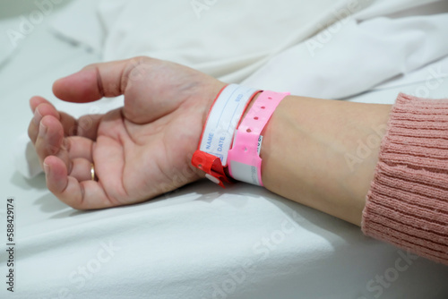 patient's hand with an allergy sign on the wrist photo