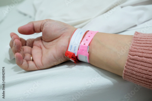 patient's hand with an allergy sign on the wrist
