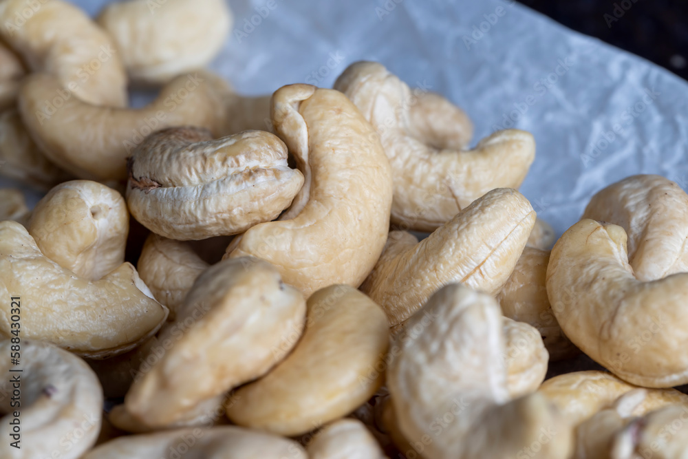 Obraz premium Hard roasted and peeled cashew nuts on the table