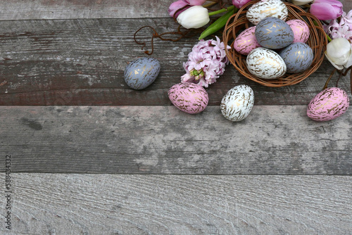 Blumenstrauß mit Ostereiern auf alten schäbigen Holz, mit Platz für Text. 