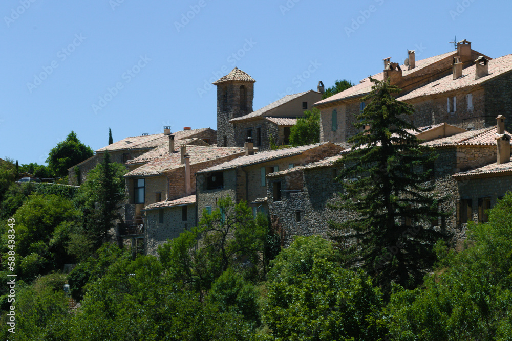 Vue de Poët-Sigillat, village de la Drôme provençale