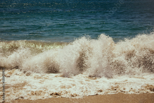 El baile de las olas: Fotografía de olas en constante movimiento. Fotografía de olas y espuma en la costa
