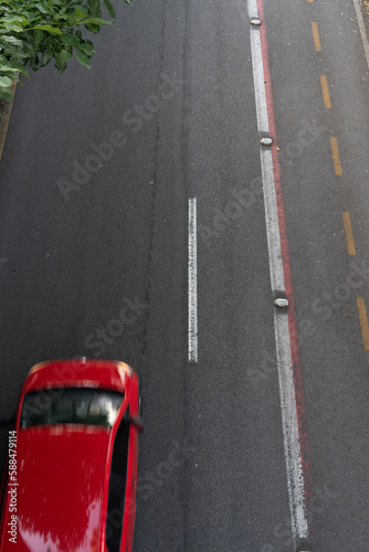 Uma rua de asfalto com carros passando rodovia estrada rua asfalto carros passando ciclovia ônibus transporte mobilidade urbano