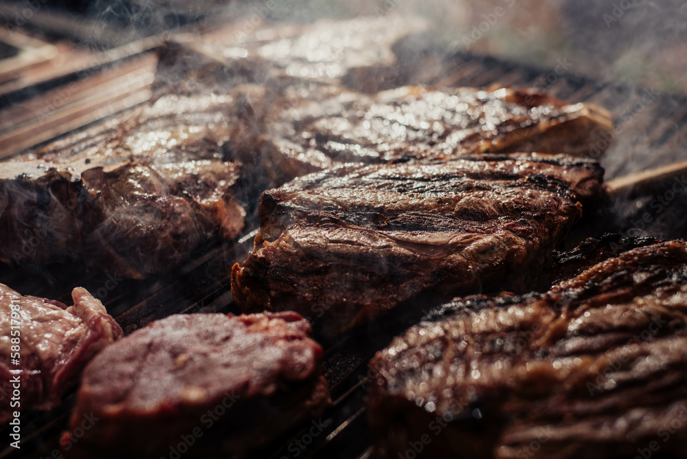 Unas excelentes piezas de ternera argentina sobre una parrilla de carbon Unas excelentes piezas de ternera argentina sobre una parrilla de carbon