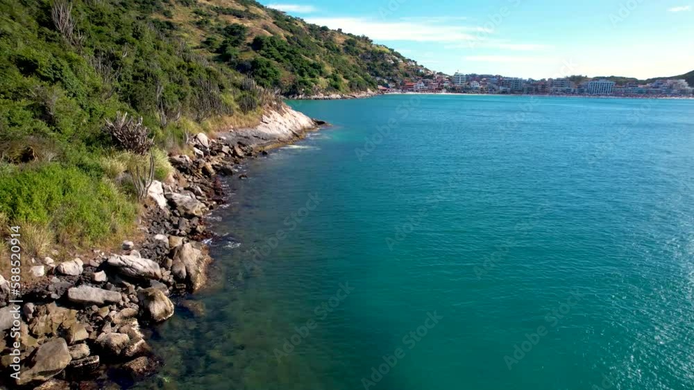 Vista de drone em uma praia no verão do Brasil ao lado das rochas na costa água do mar cristalina na cidade de Arraial do cabo Rio de Janeiro Vista de drone em uma praia no verão do Brasil ao lado das rochas na costa água do mar cristalina na cidade de Arraial do cabo Rio de Janeiro