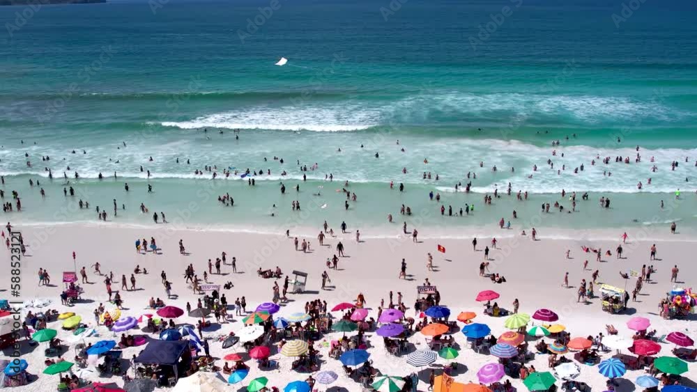 Vista de drone sobre a praia cheia de turistas e guarda-sol, mar limpo e areia branca na cidade de Cabo Frio, Rio de Janeiro, Brasil
Vista de drone sobre a praia cheia de turistas e guarda-sol, mar limpo e areia branca na cidade de Cabo Frio, Rio de Janeiro, Brasil