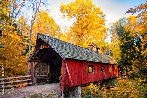 Foto Covered Horse Bridge in autumn forest