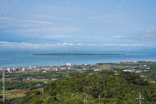 石垣島から見える竹富島 © HOTAKA