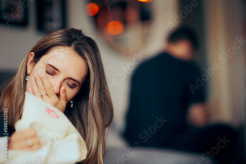 Fototapete Crying Woman Discovering Proof of Adultery Deciding to Divorce her Husband