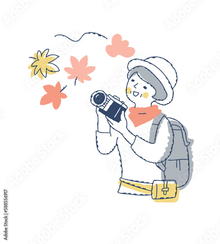 秋の紅葉を撮影する女性