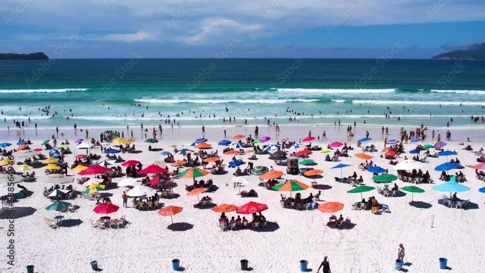 Vista do drone sobre a praia com dunas cheia de turistas e guarda-sol, mar limpo e areia branca na verão na cidade de Cabo Frio, Rio de Janeiro, Brasil Vista do drone sobre a praia com dunas cheia de turistas e guarda-sol, mar limpo e areia branca na verão na cidade de Cabo Frio, Rio de Janeiro, Brasil