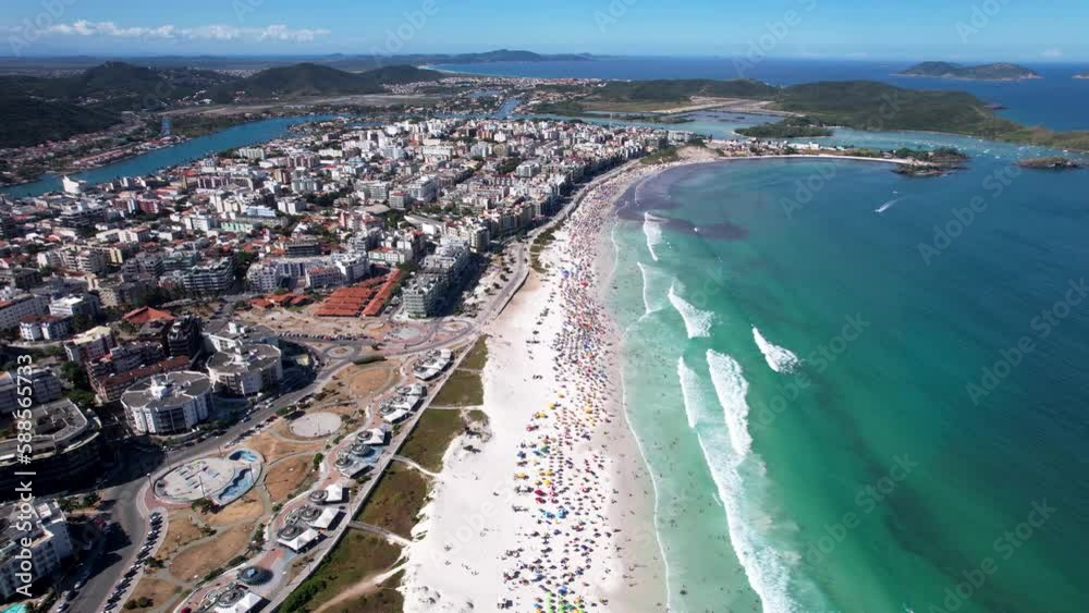Vista do drone sobre a praia cheia de turistas e guarda-sol, mar limpo e areia branca na cidade de Cabo Frio, Rio de Janeiro, Brasil Vista do drone sobre a praia cheia de turistas e guarda-sol, mar limpo e areia branca na cidade de Cabo Frio, Rio de Janeiro, Brasil