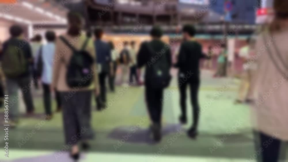 夜の横断歩道を歩く人々 スロー ブレ ぼかしあり 夜の横断歩道を歩く人々 スロー ブレ ぼかしあり