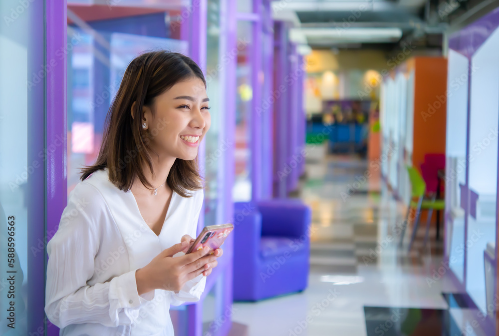 Mobile phone in her hand represents the importance of technology in today's business world, Digital marketing.