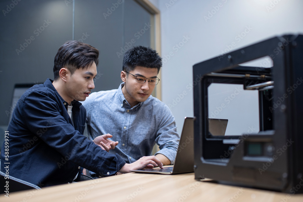 © Blue Jean Images - Confident Chinese designers using a 3D printer © Blue Jean Images - Confident Chinese designers using a 3D printer