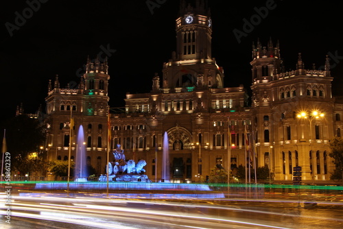 Fuente Cibeles y el Palacio de Comunicaciones por la noche en la hermosa ciudad de Madrid España