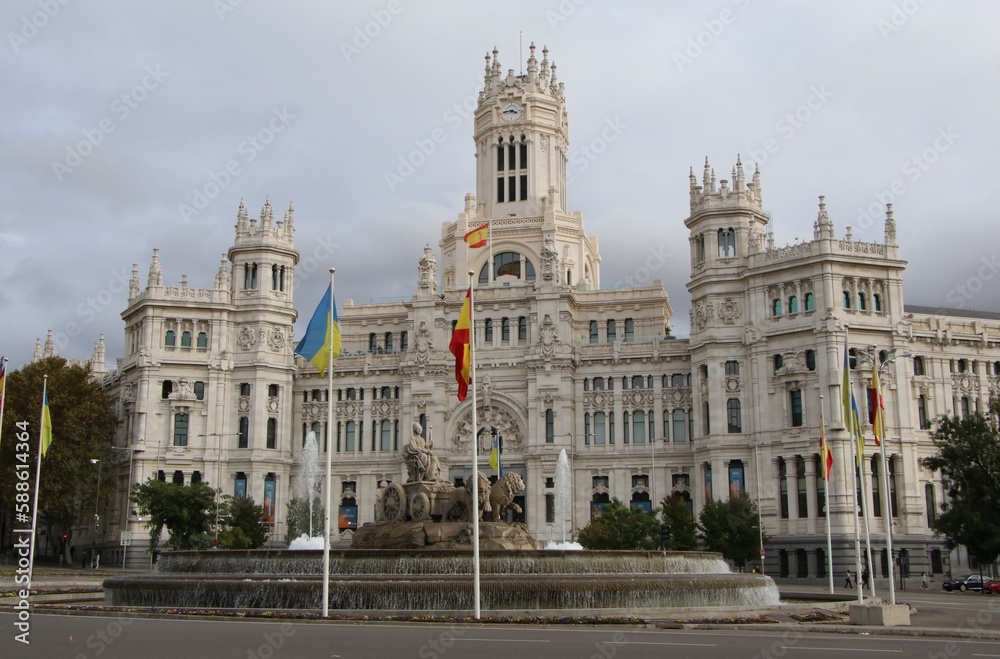 El Palacio de Comunicaciones en Madrid España en una tarde nublada