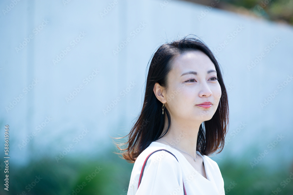 遠くを見ている女性