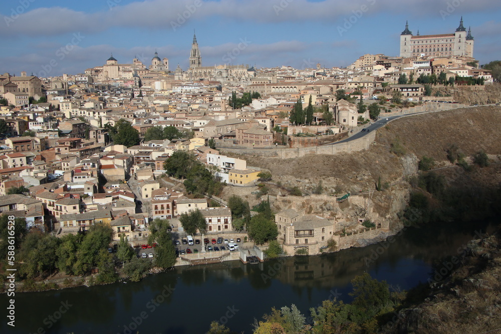 La ciudad de Toledo vista desde uno de los miradores cruzando el río Tajo en verano