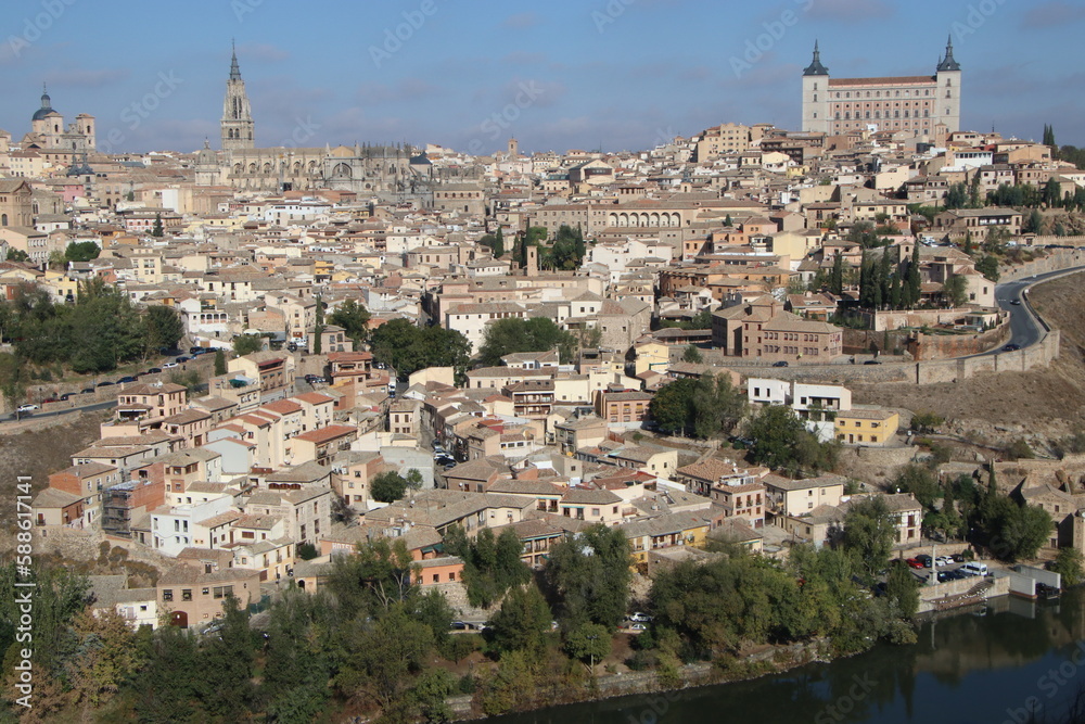 La ciudad de Toledo vista desde uno de los miradores cruzando el río Tajo en España