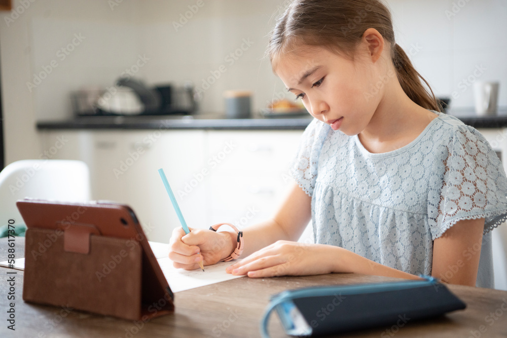 タブレットを置いて勉強をしている女の子 タブレットを置いて勉強をしている女の子