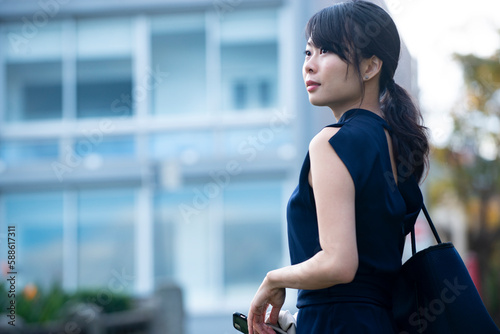 ビルの前で振り返っている女性