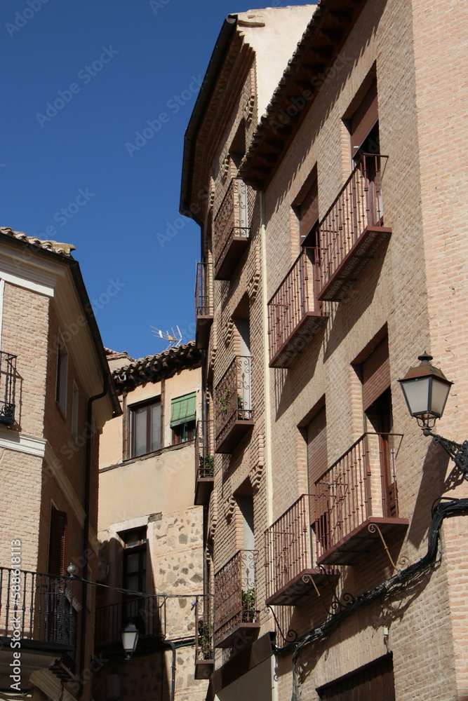 Hermosas fachadas de las casas y callejones en Toledo España