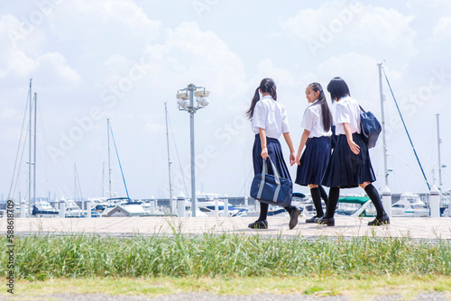 並んで歩く中学生