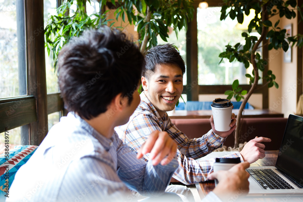 カフェで話をする男性たち カフェで話をする男性たち