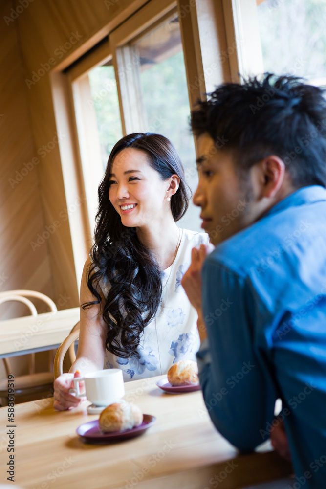 カフェでくつろぐ男女