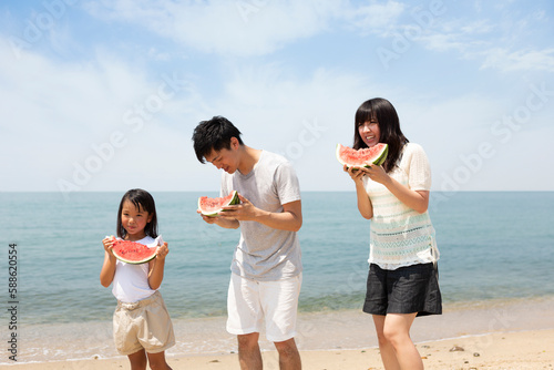 浜辺でスカイを食べる家族 photo