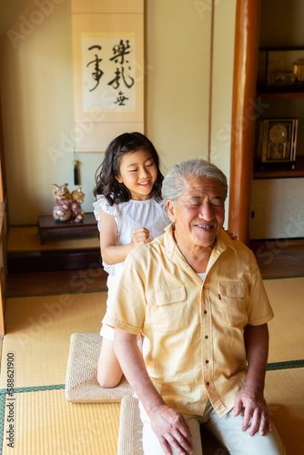 祖父の肩叩きをする孫 photo