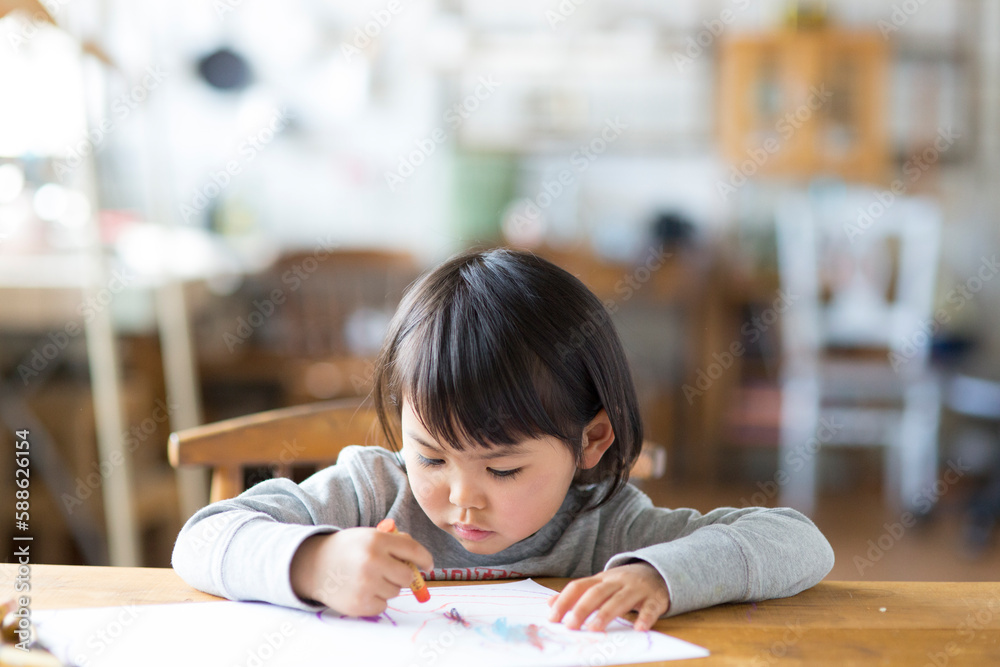 お絵描きをする子供 お絵描きをする子供